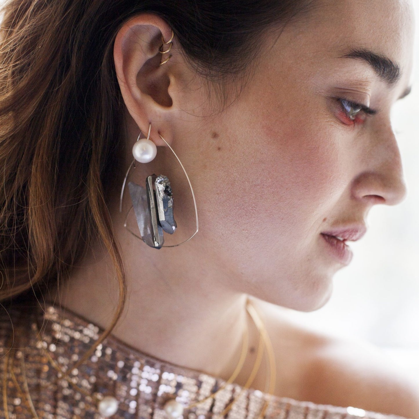 Short Curve Earrings with Round Freshwater Pearls (9mm)