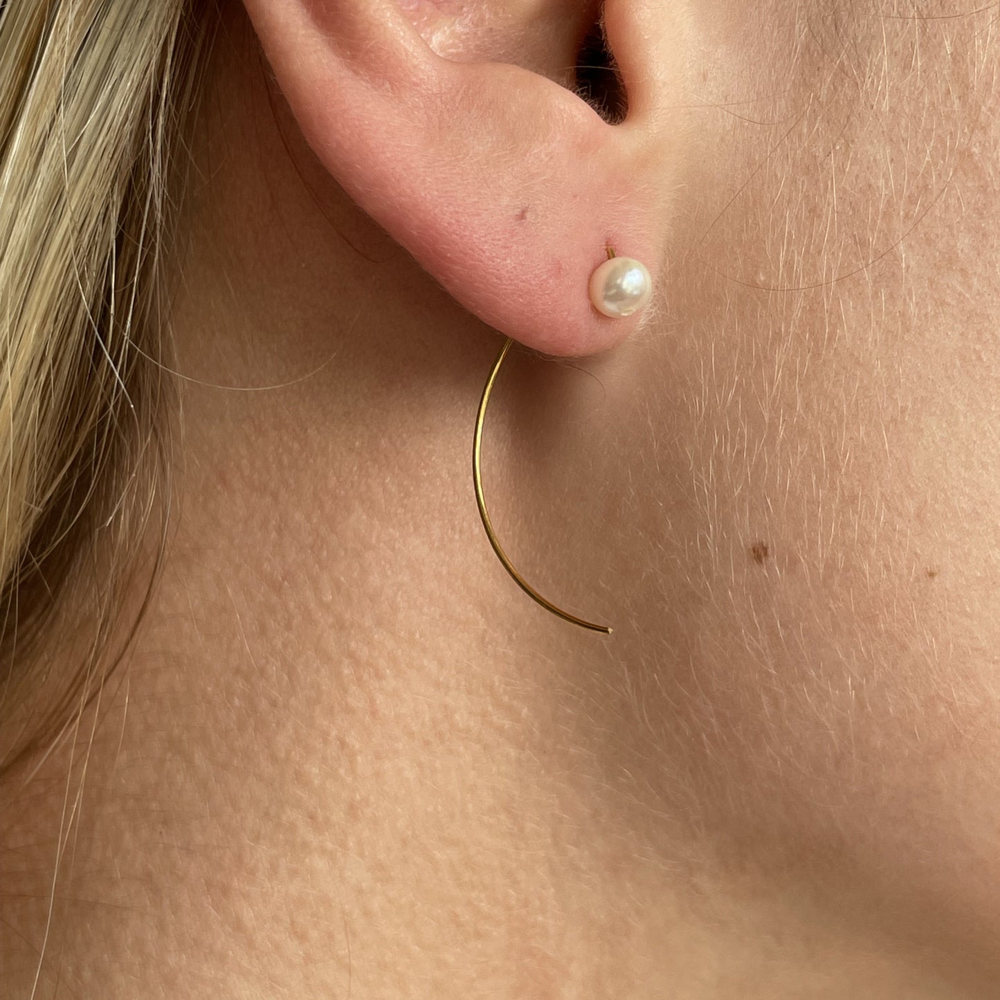 Curve Earrings with Round Freshwater Pearls (7mm)