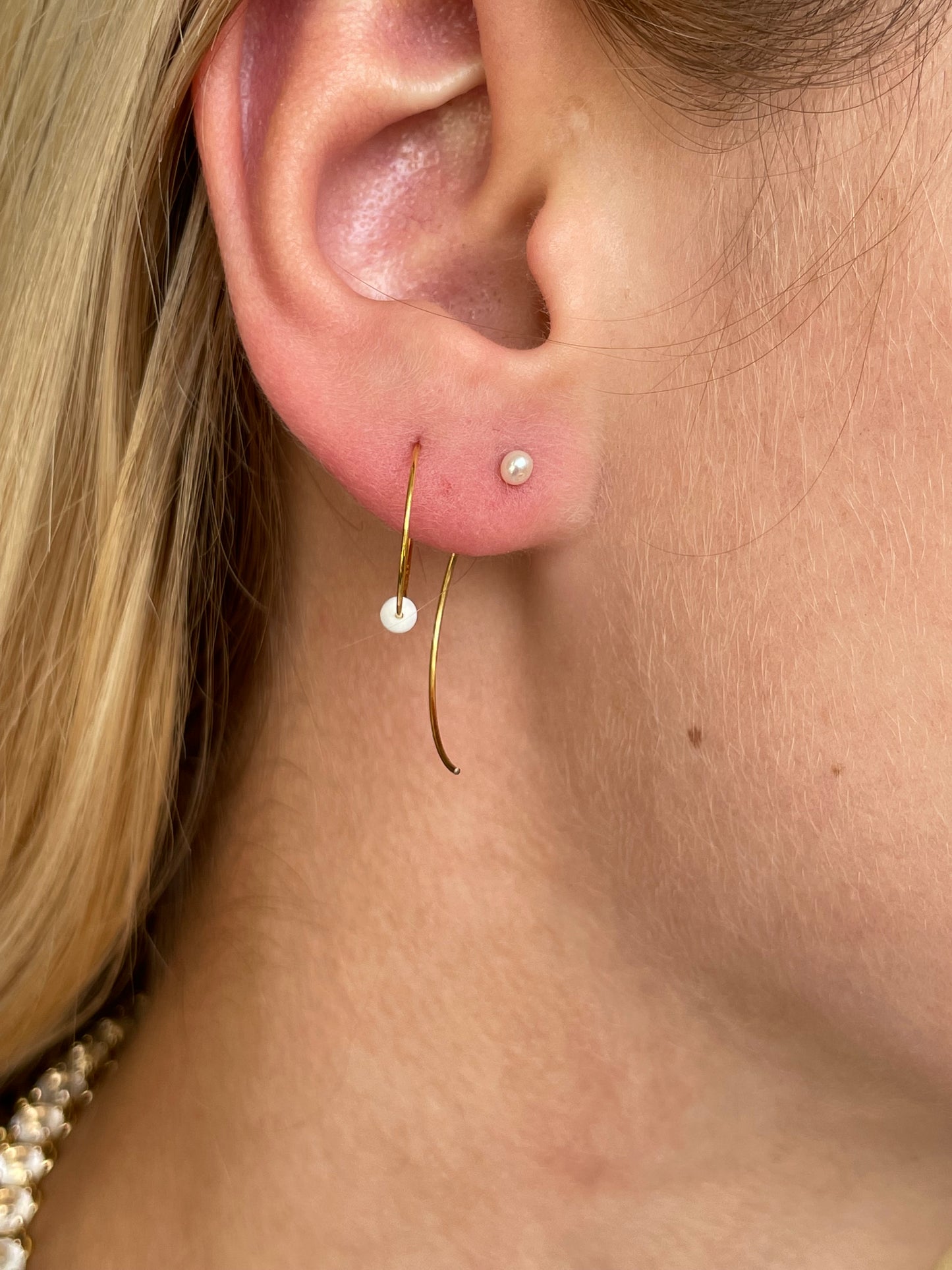 Curve Earrings with Round Freshwater Pearls (7mm)