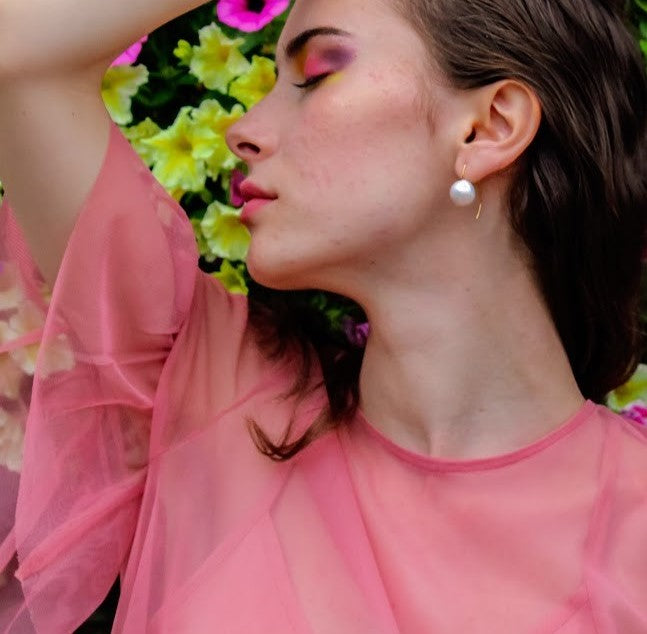 Short Curve Earrings with Round Freshwater Pearls (9mm)