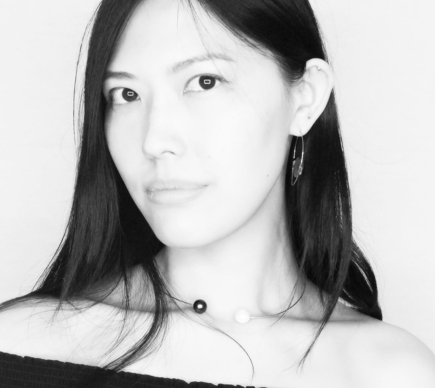 Round Neckwire with White and Peacock Black Freshwater Pearls