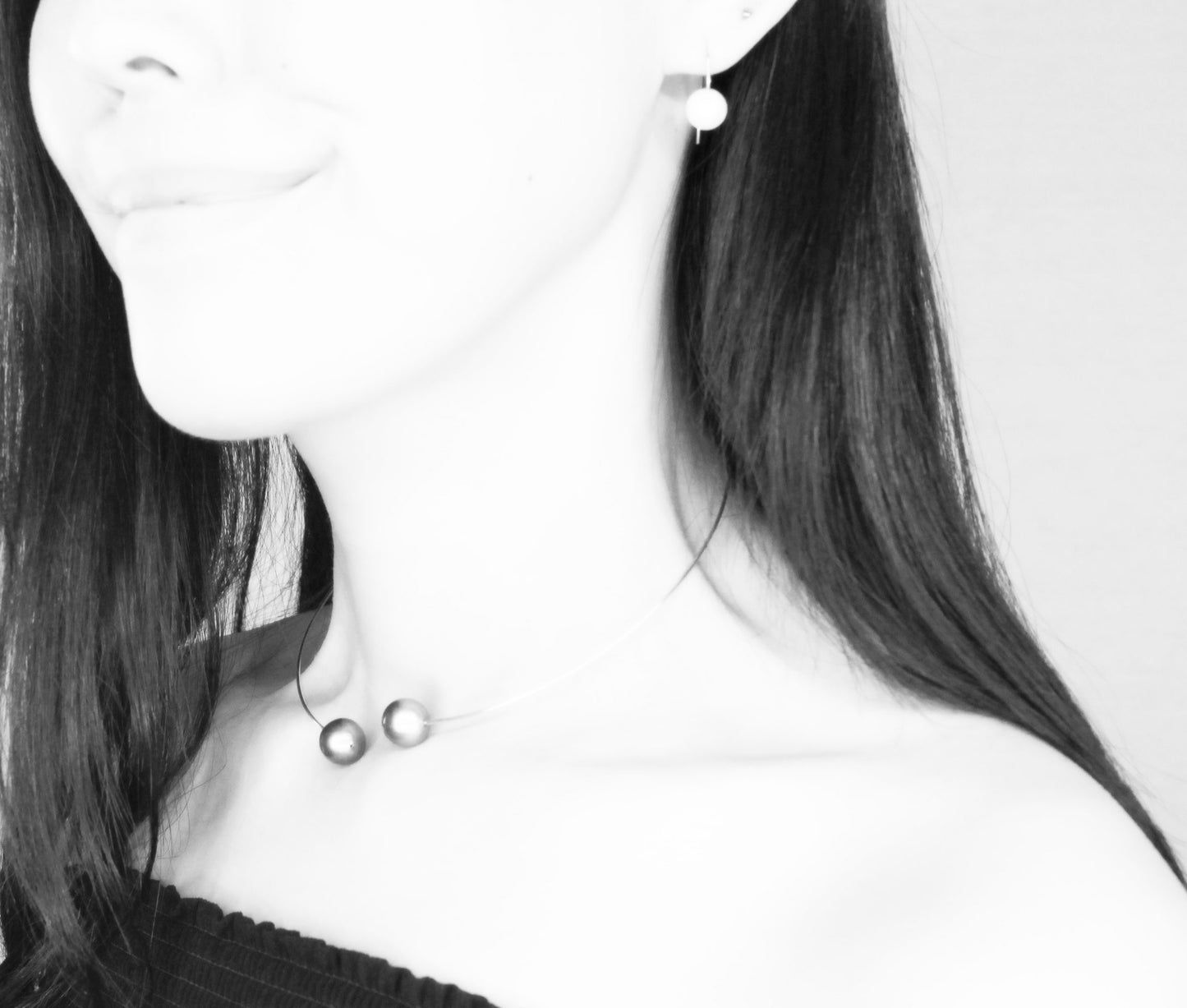 Round Neckwire with White and Peacock Black Freshwater Pearls