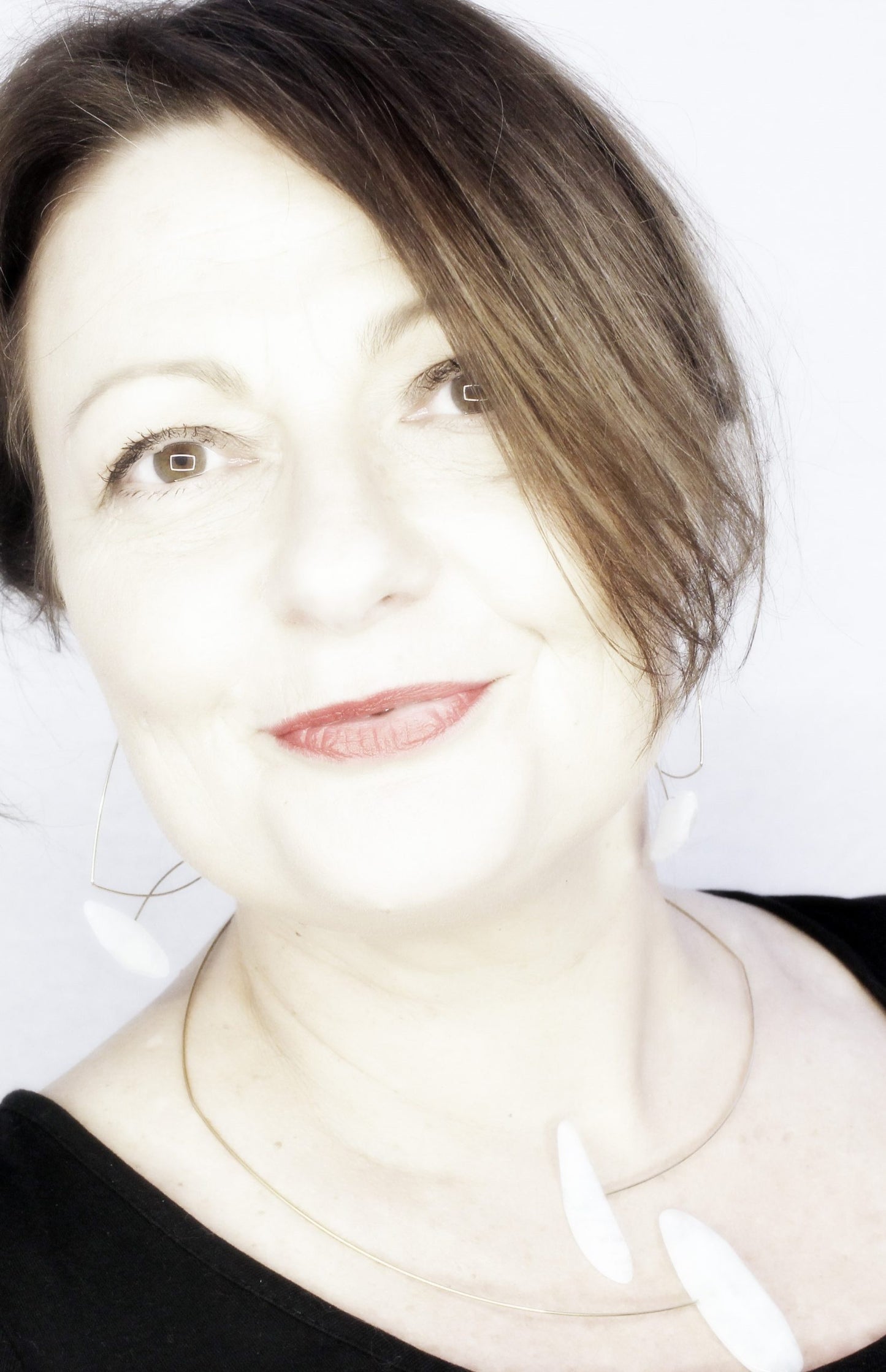 Asymmetric Neckwire with hand-cut Gemstones