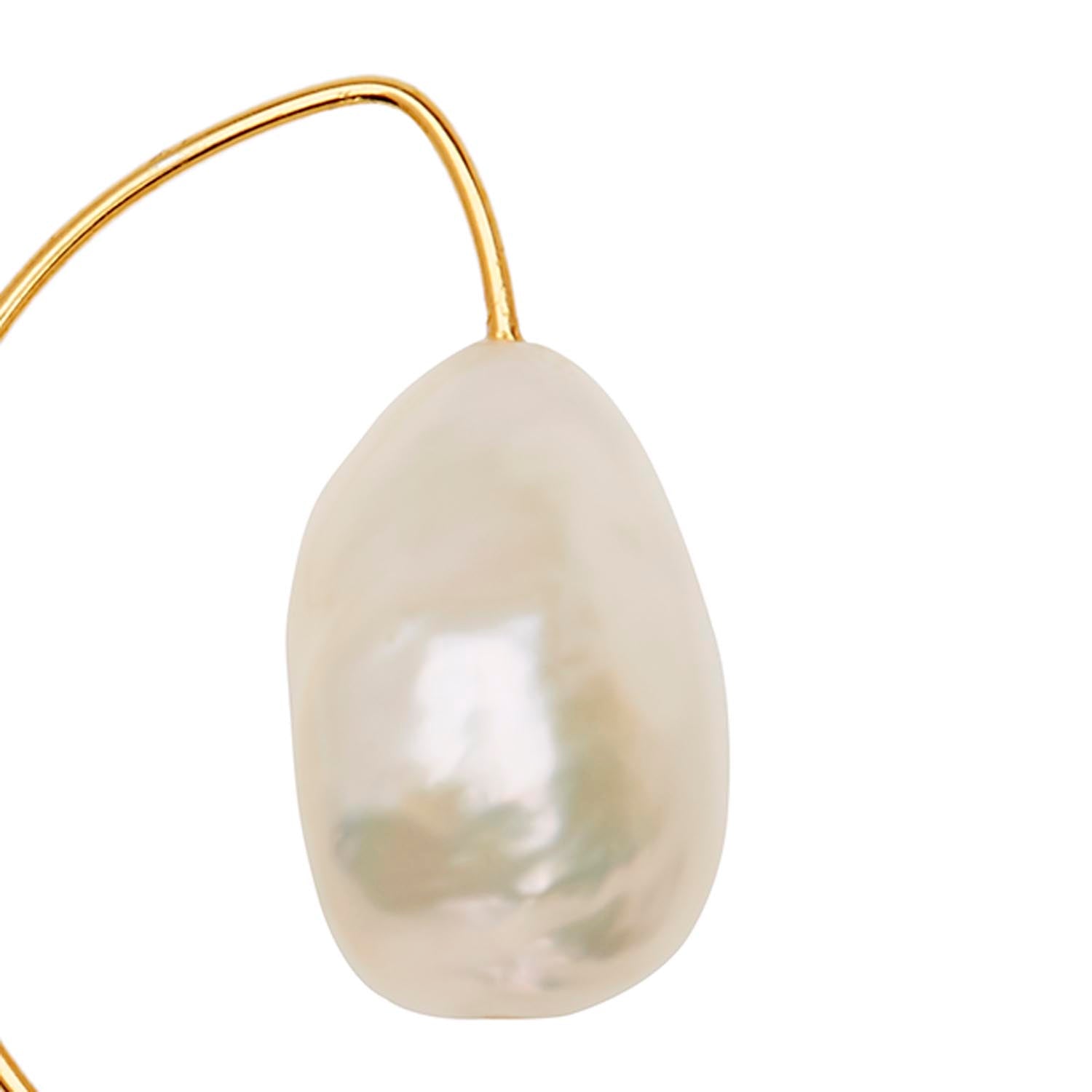 Short Curve Earrings with White Baroque Pearls