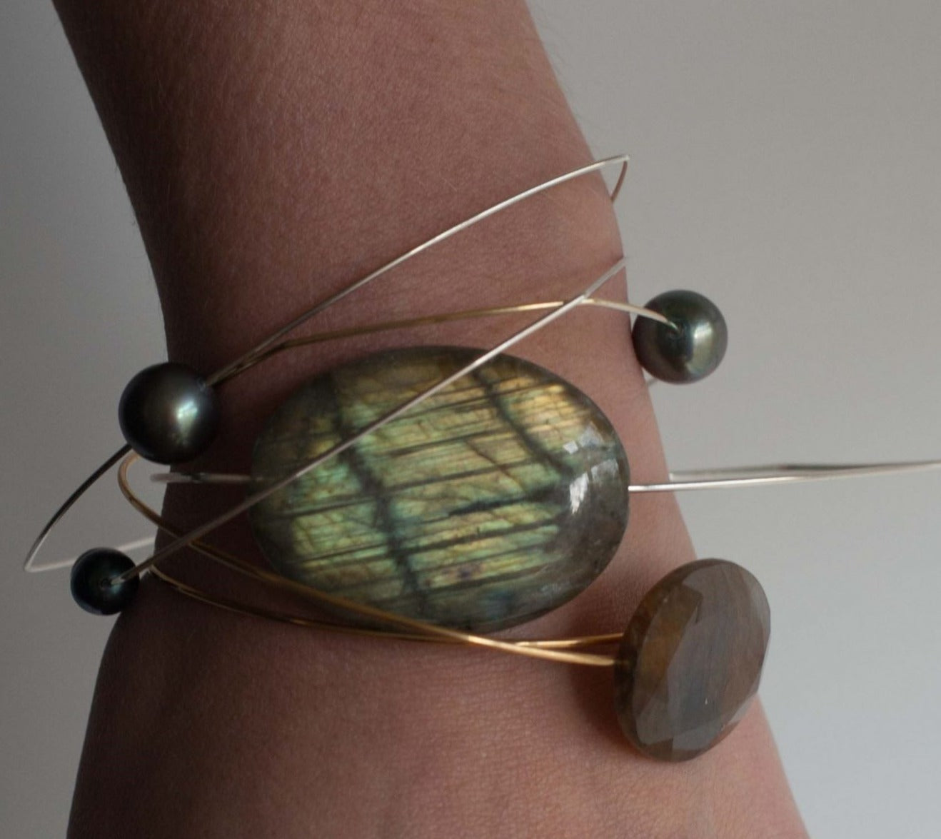 Round Bangle with  hand-cut Gemstones